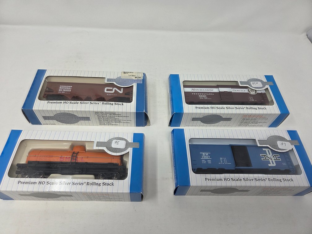 4 HO Scale Bachmann Rolling Stock Cars