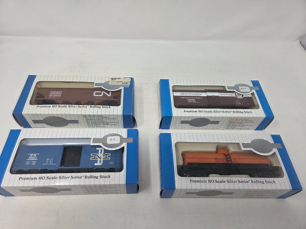 4 HO Scale Bachmann Rolling Stock Cars