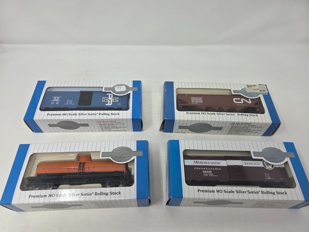 4 HO Scale Bachmann Rolling Stock Cars