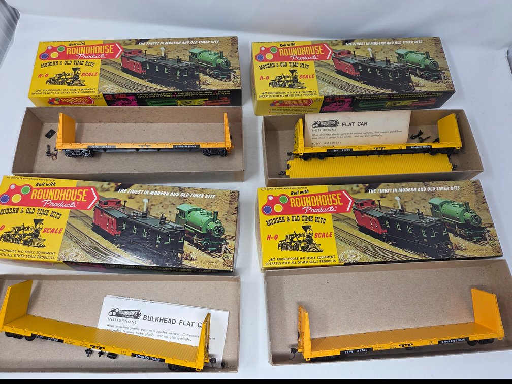 4 HO Scale Roundhouse Flat Cars