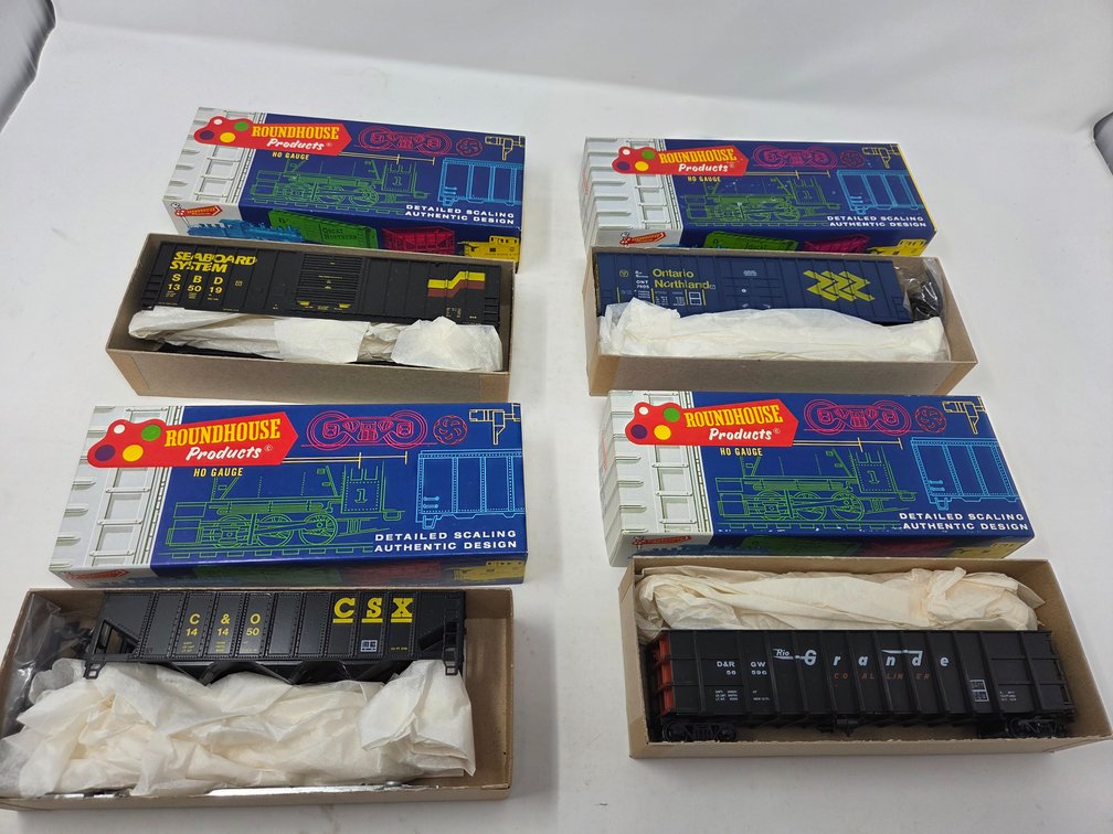 4 HO Scale Roundhouse  Rolling Stock Cars
