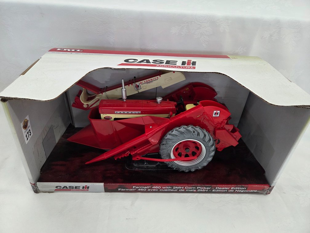 Farmall460 w/2MH Corn Picker -Dealer Edition