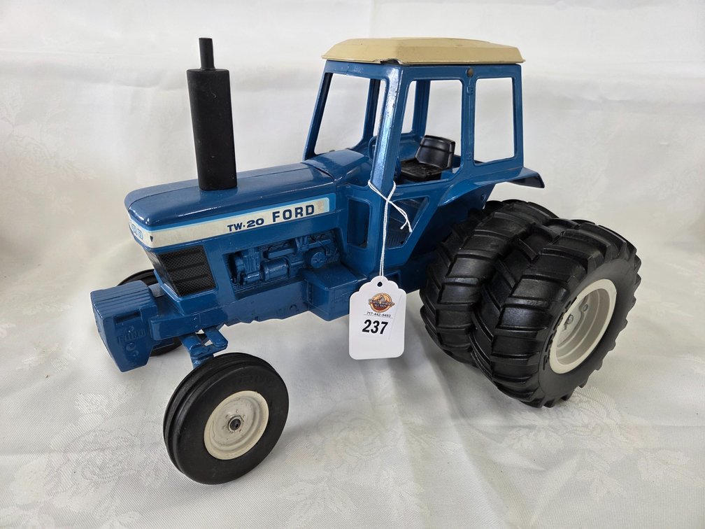 Ford TW-20 Tractor w/Cab-Duals 1/12 scale