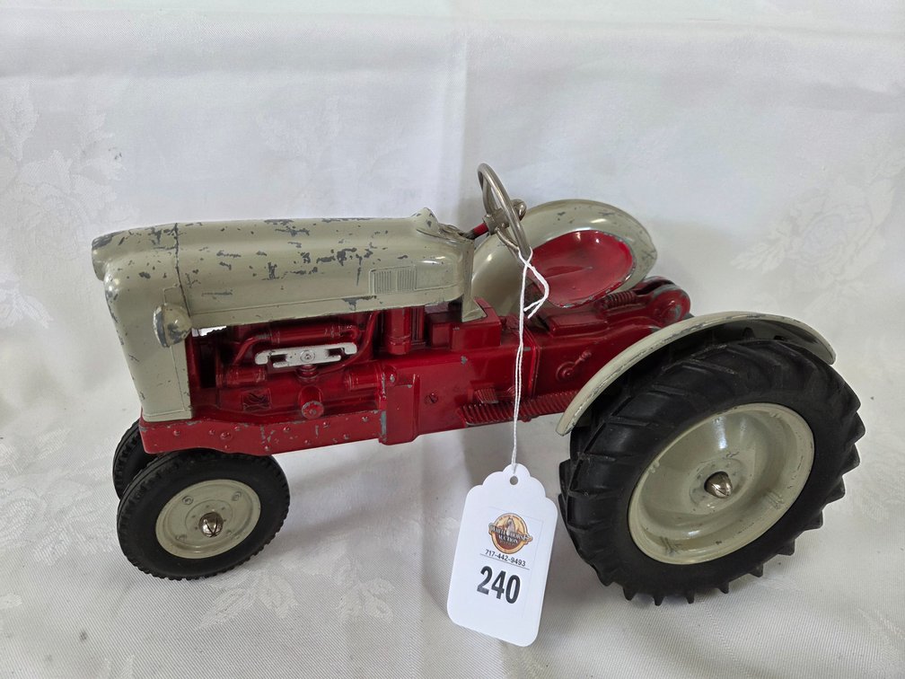 Ford 900 Tractor (Hubley) 1/12 scale