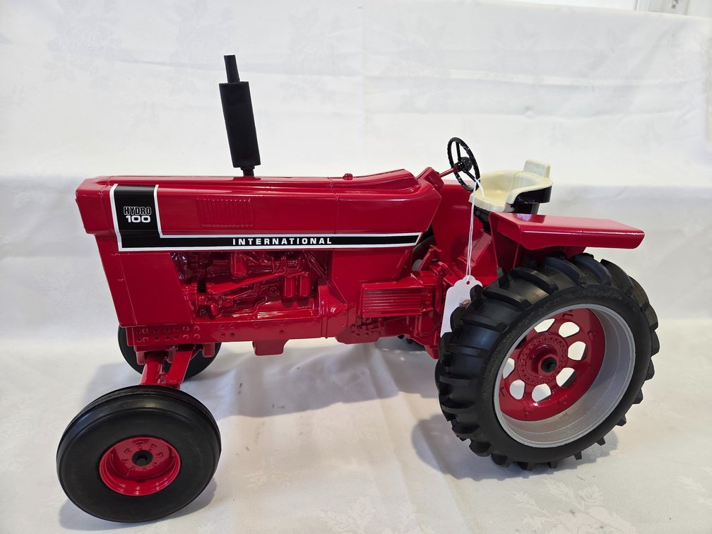 International Hydro 100 Tractor 1/8 scale