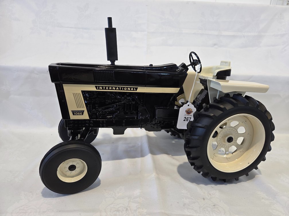 International 1066 Black Version 1/8 scale