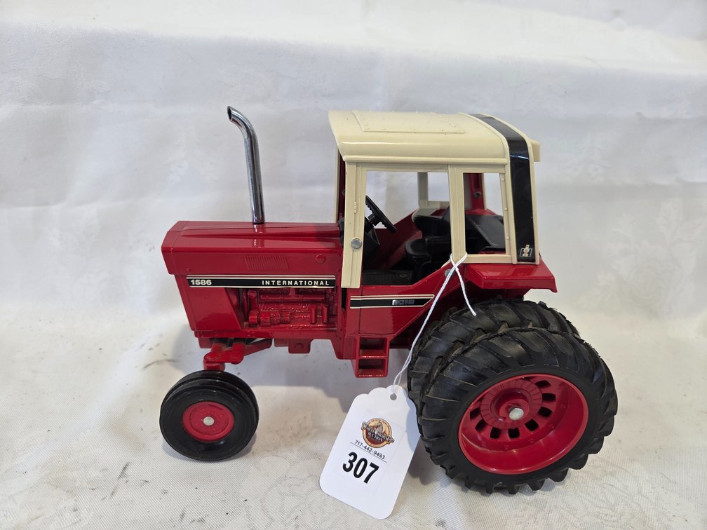 International 1586 Tractor w/Cab-Duals
