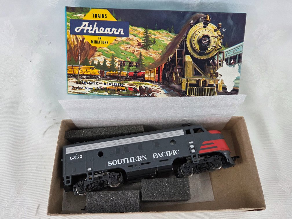 HO Scale Athearn Southern Pacific #6352 Engine