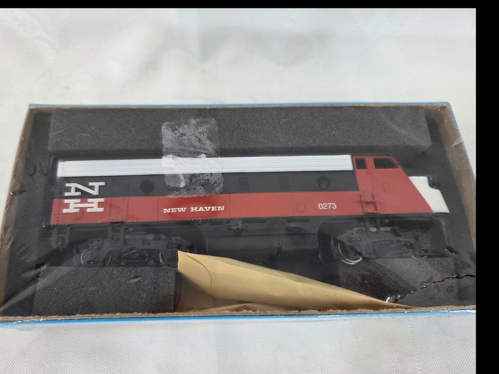HO Scale Athearn New Haven #0273 Engine