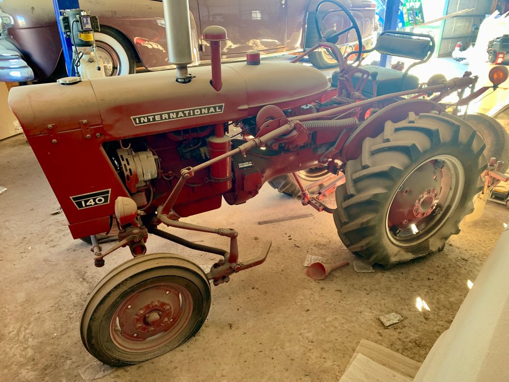IH 140 Tractor