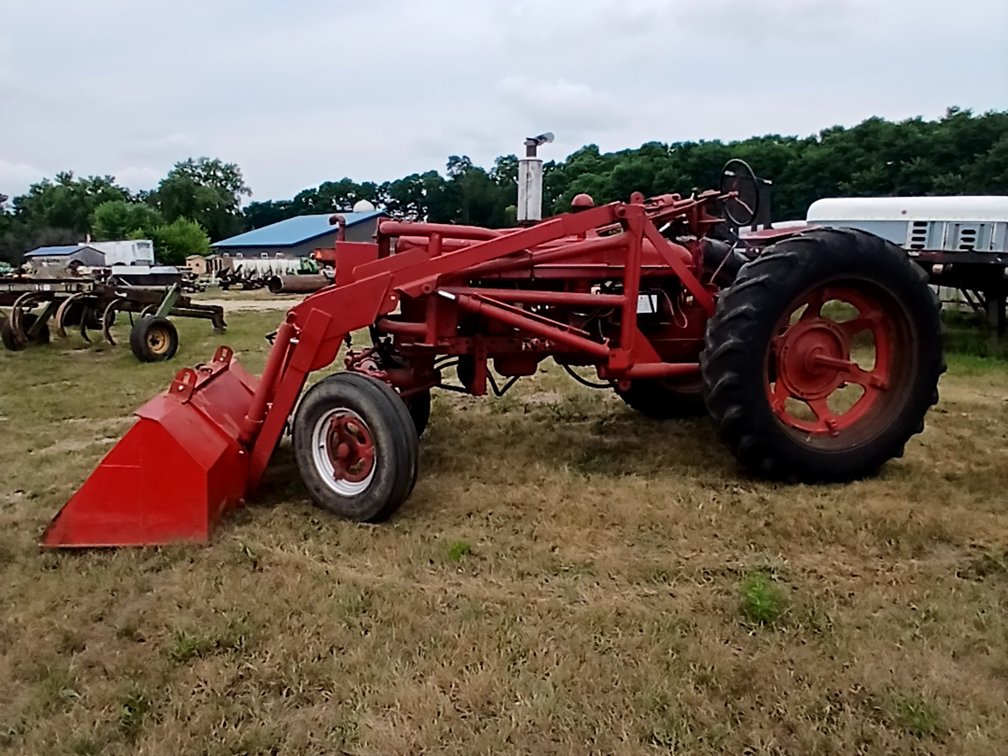 Farmall H Wide Front Tractor *Runs & Drives*