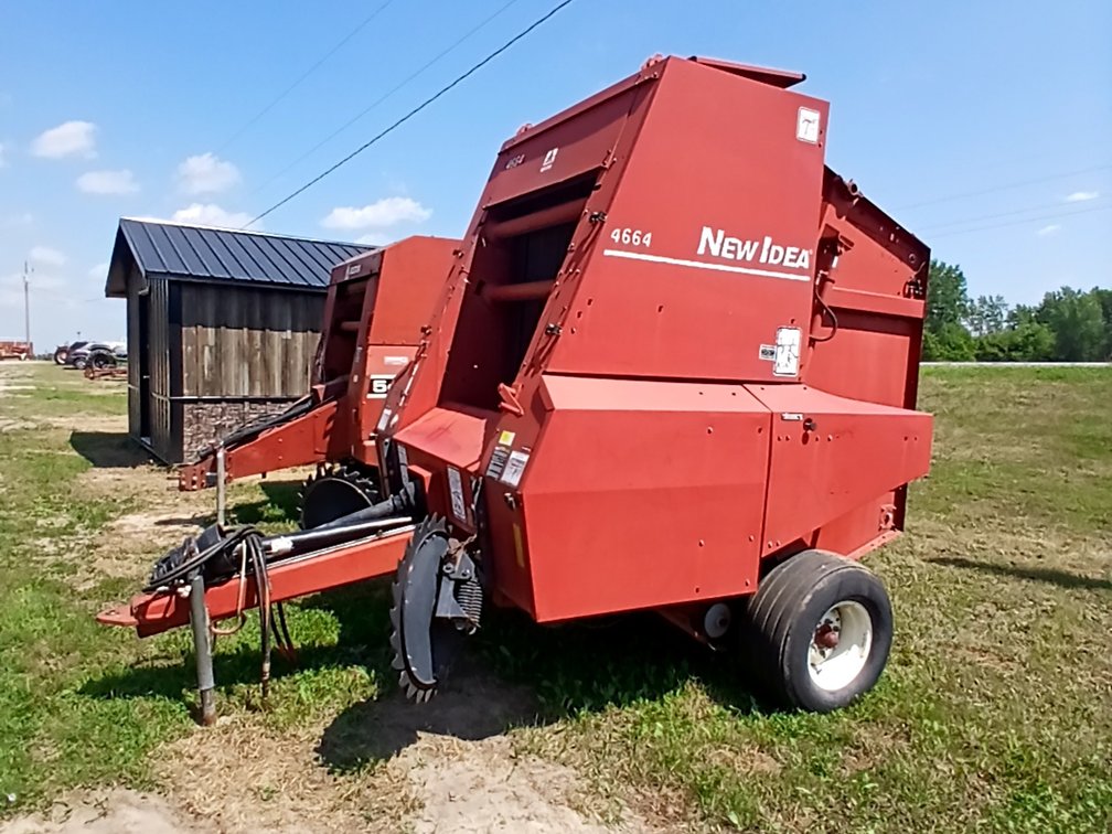 New Idea 4664 Round Baler