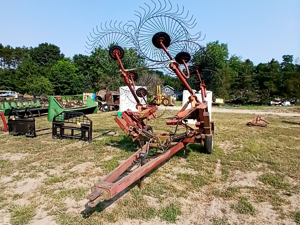 New Holland 8 Wheel Rake10
