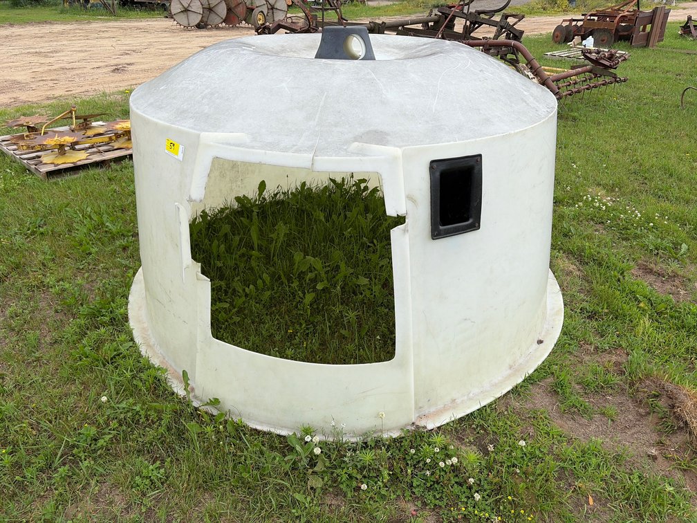 Round Calf Hutch, Cracked