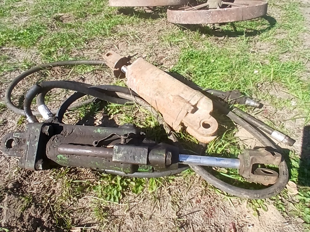 2 John Deere Hydraulic Cylinders