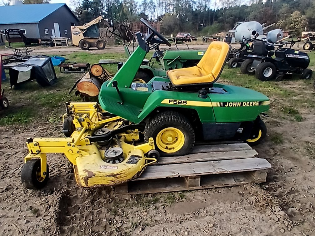 John Deere F525 Riding Mower
