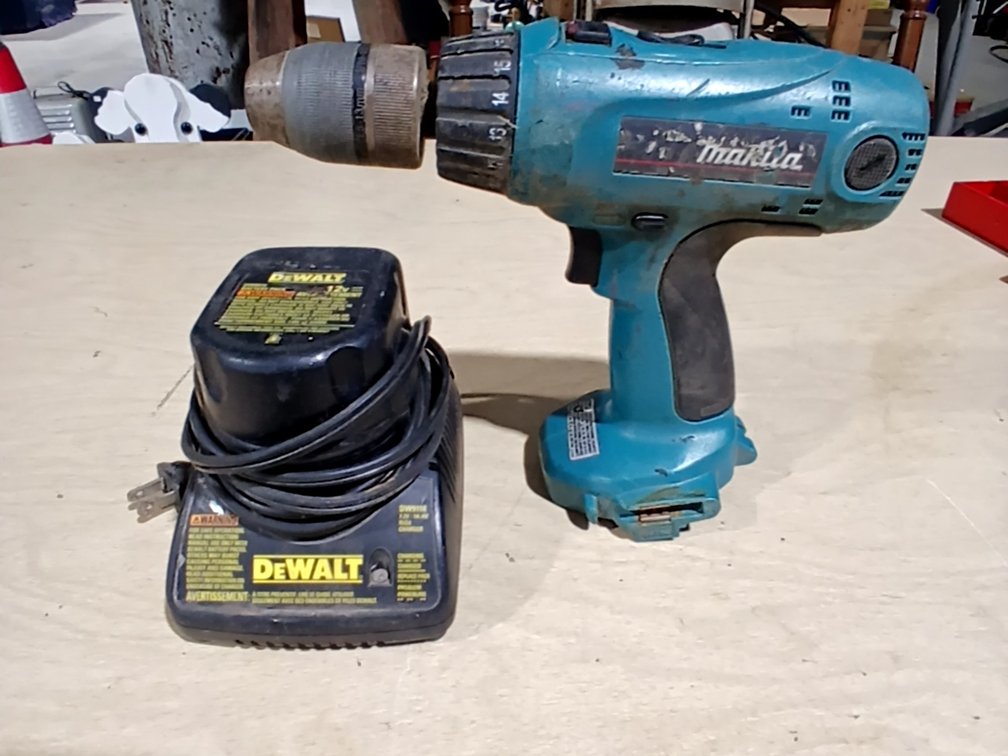 Makita Cordless Drill & DeWalt 12V Battery & Charger