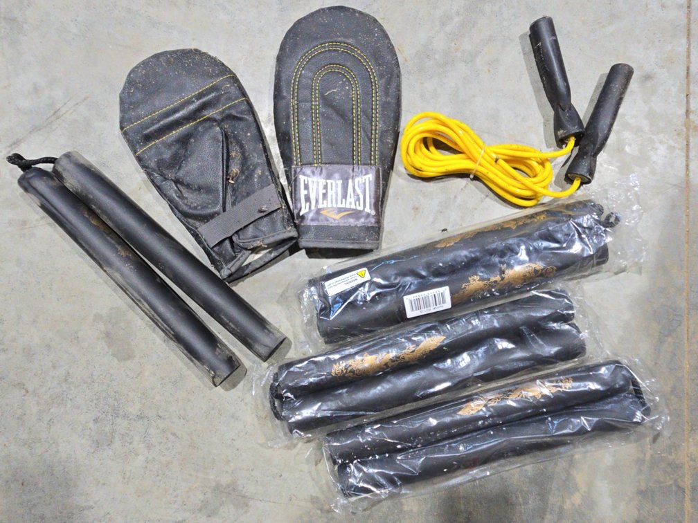 Chuck Norris Stuff (4 Nunchucks, jump rope, boxing gloves)