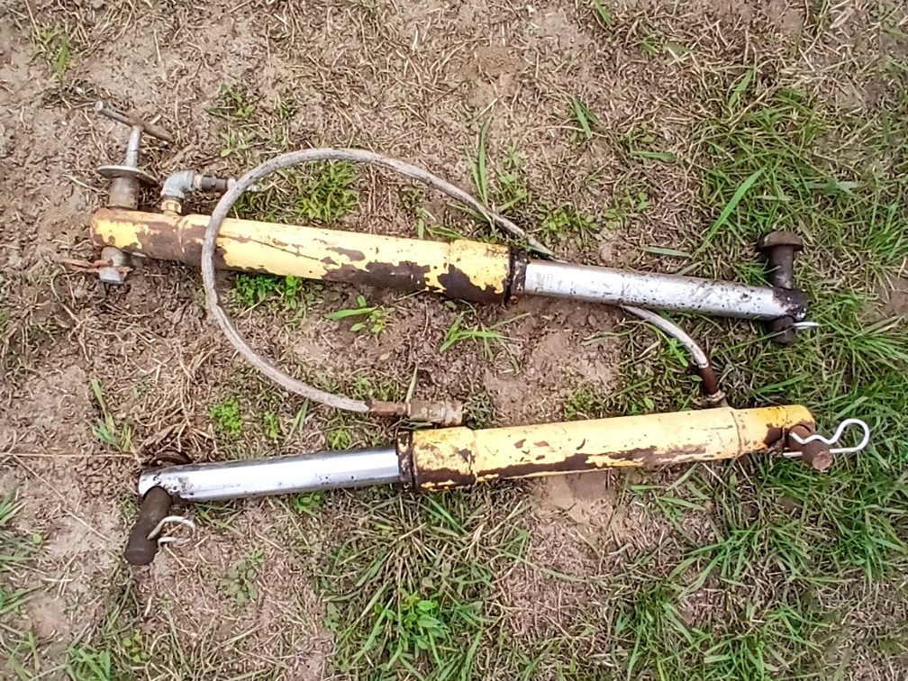 2 Small Yellow Hydraulic Cylinders