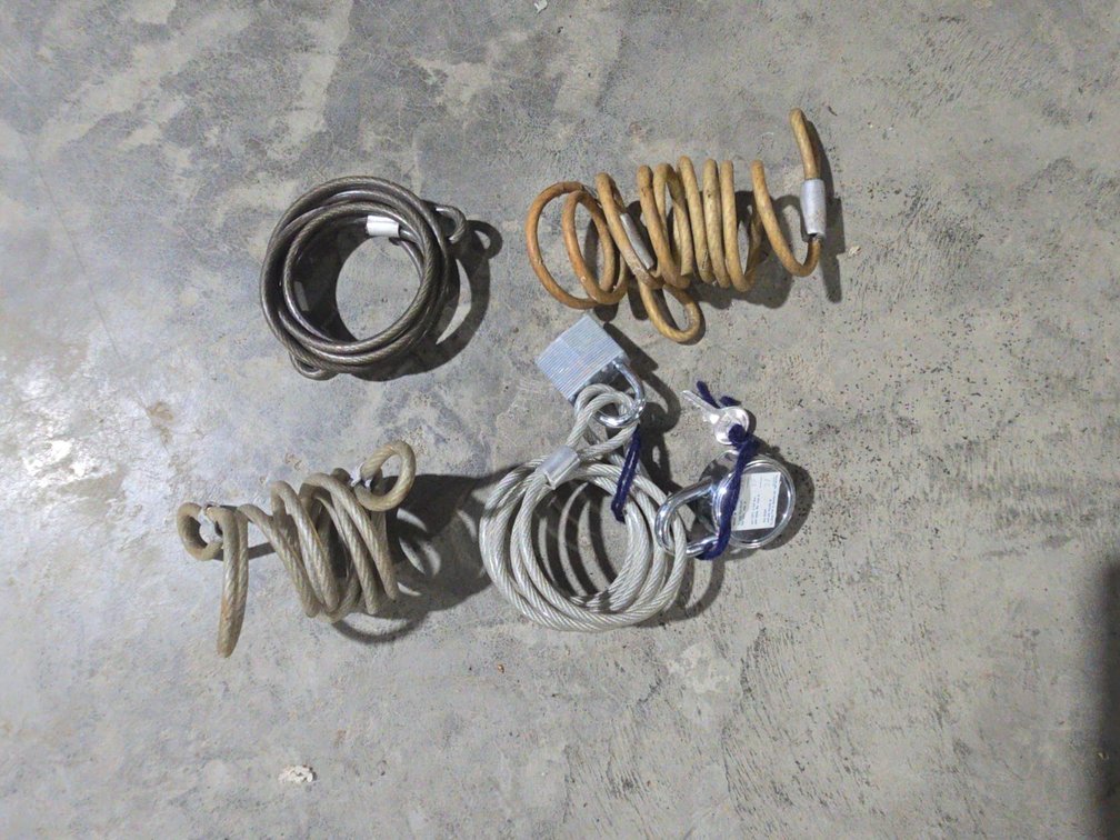 4 Cables with 2 Locks