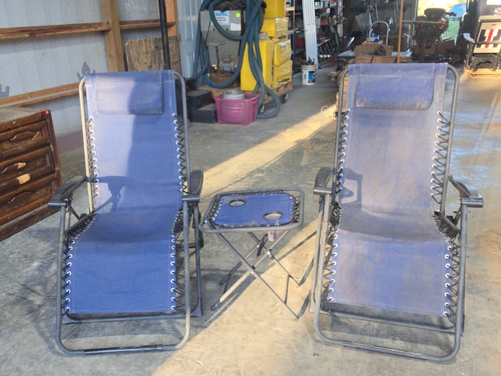 2 Lay Back Chairs With Side Table