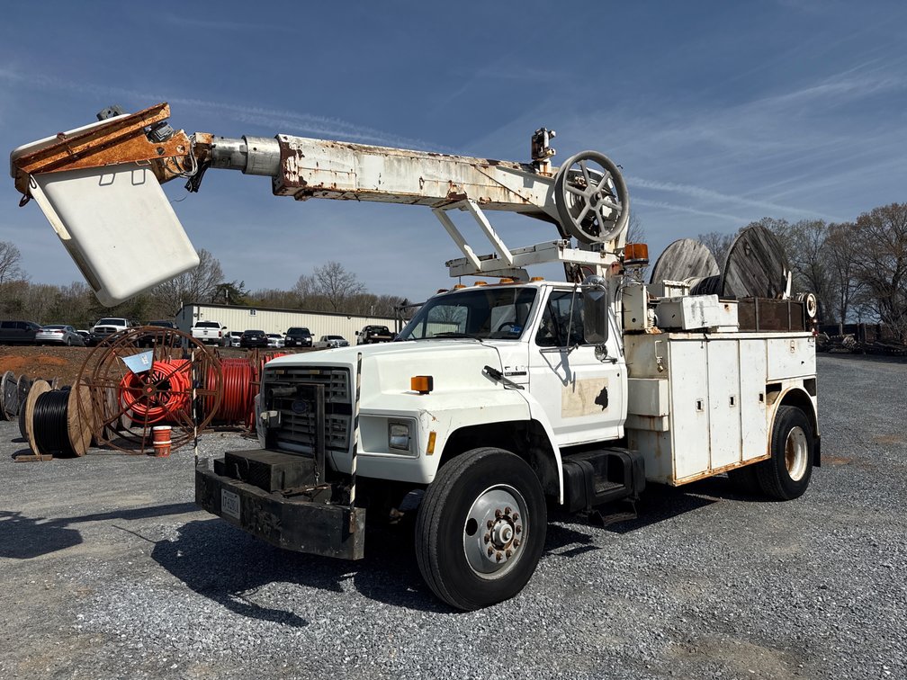 1993 F800 Boom Truck w/ Reel pickup