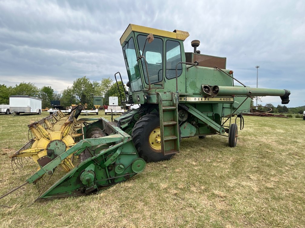 John Deere 4400 Combine Harvester