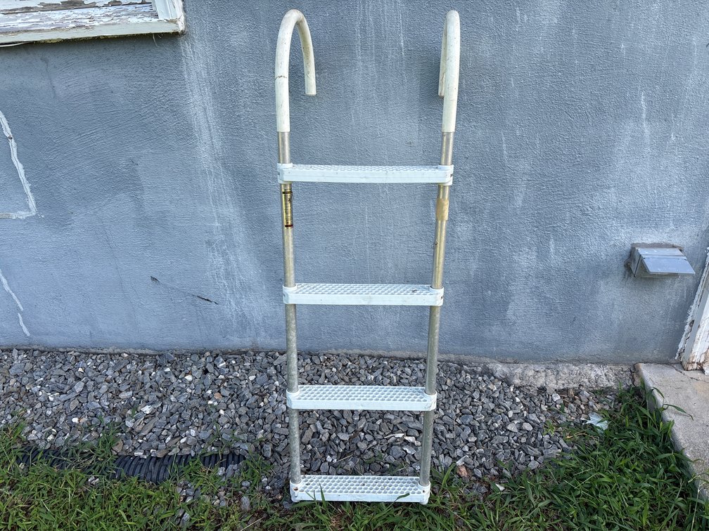 Pool ladder