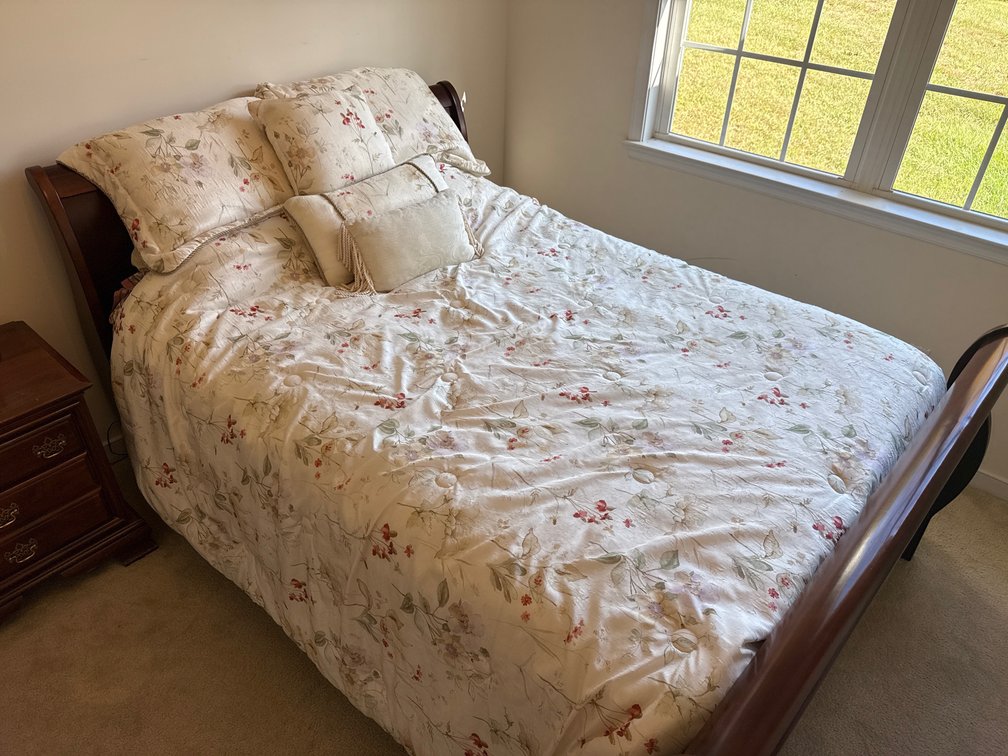 Full Size Floral Comforter and Accent Pillows