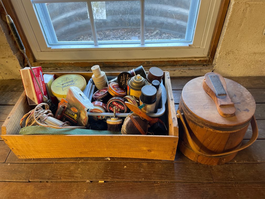Shoe shining box