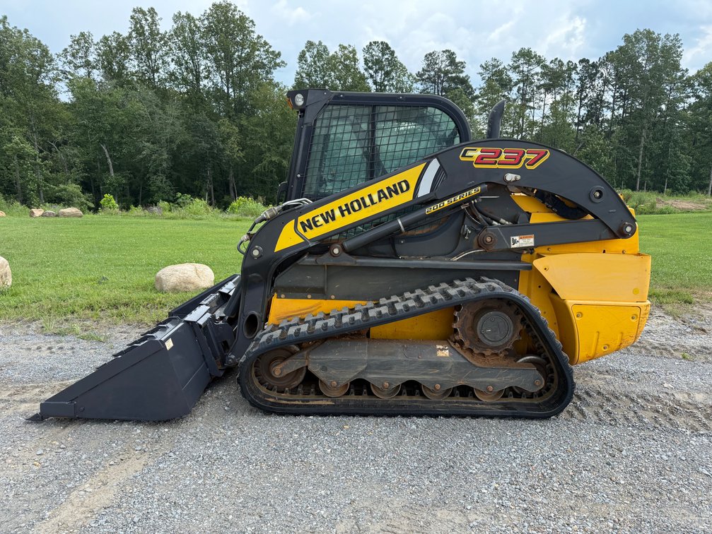 New Holland C237 Skidsteer with bucket