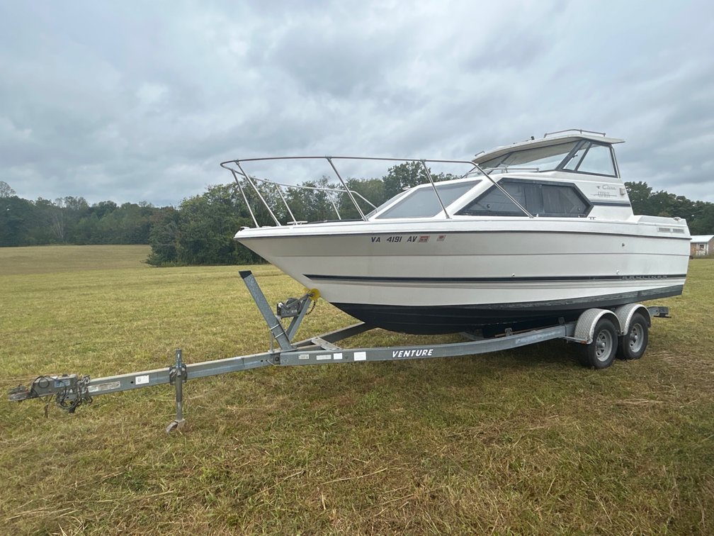 Bayliner Ciera Express 2452 Boat with Trailer