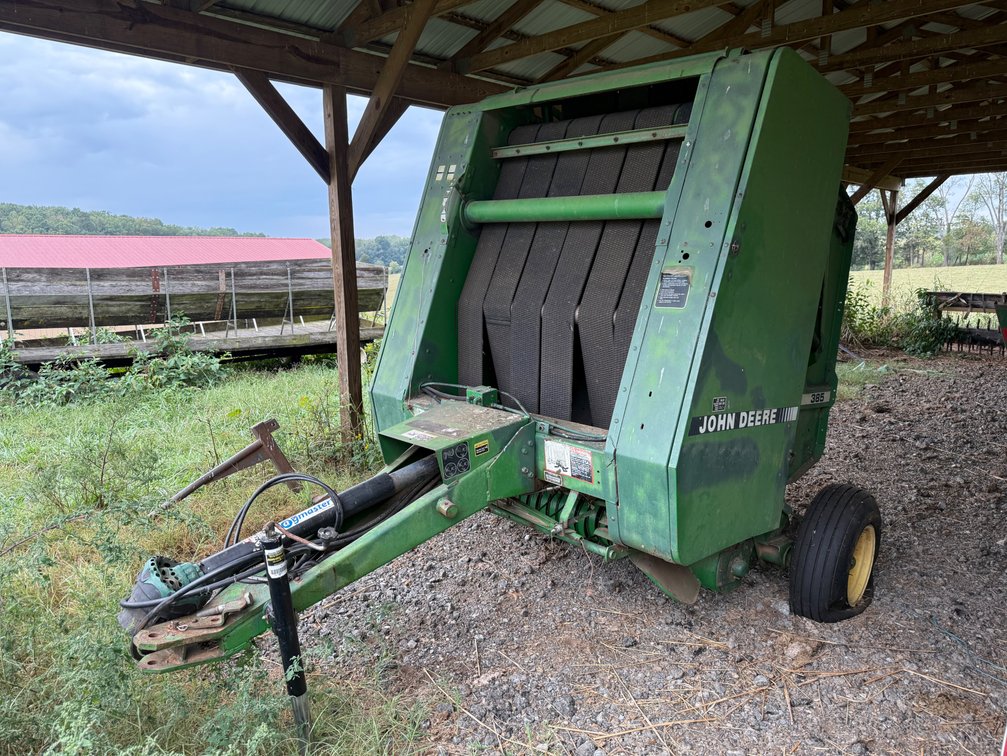 John Deere 385 Round Baler