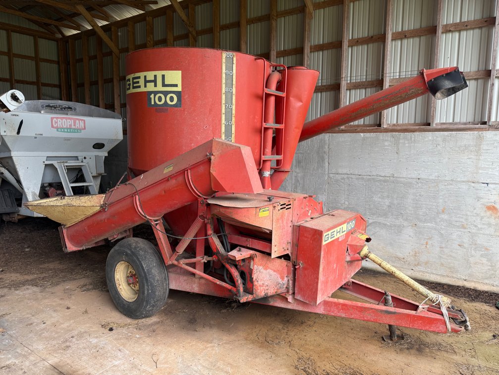 Gehl 100 feed mixer