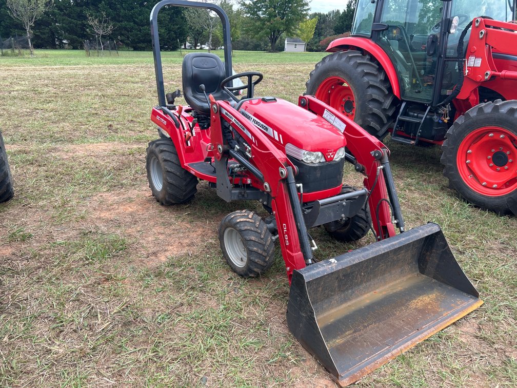 Massey Ferguson GC 1705 Compact Tractor with Bucket