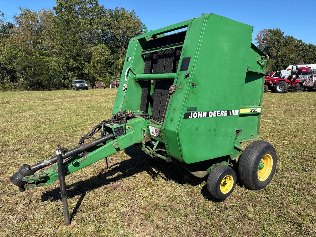 John Deere 335 Round Baler