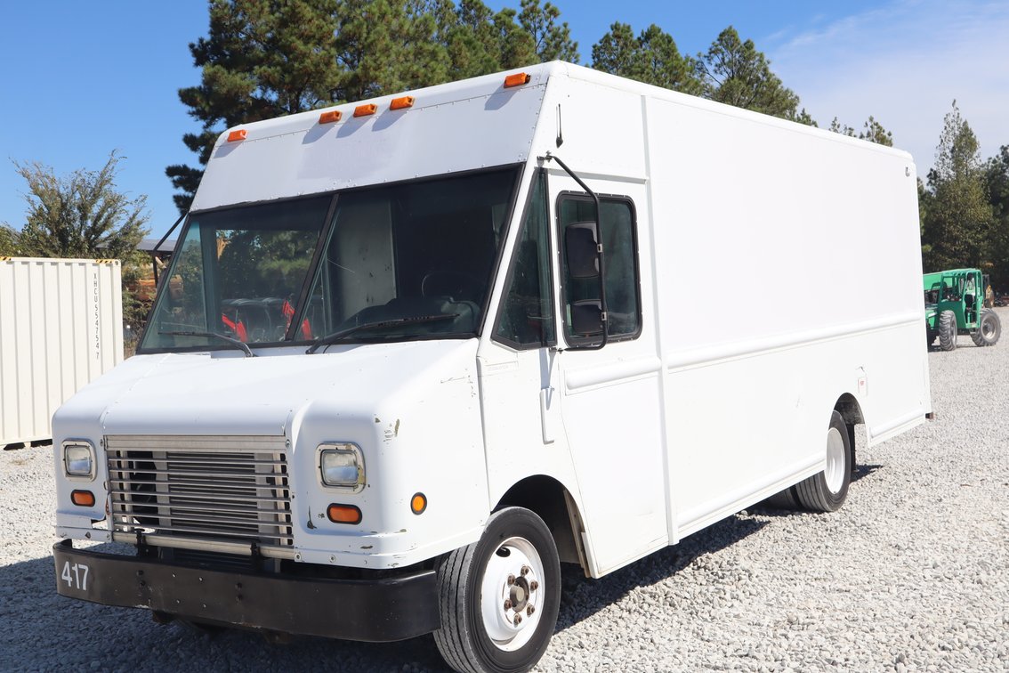 2004 FREIGHTLINER MT35 — UTILIMASTER STEP VAN