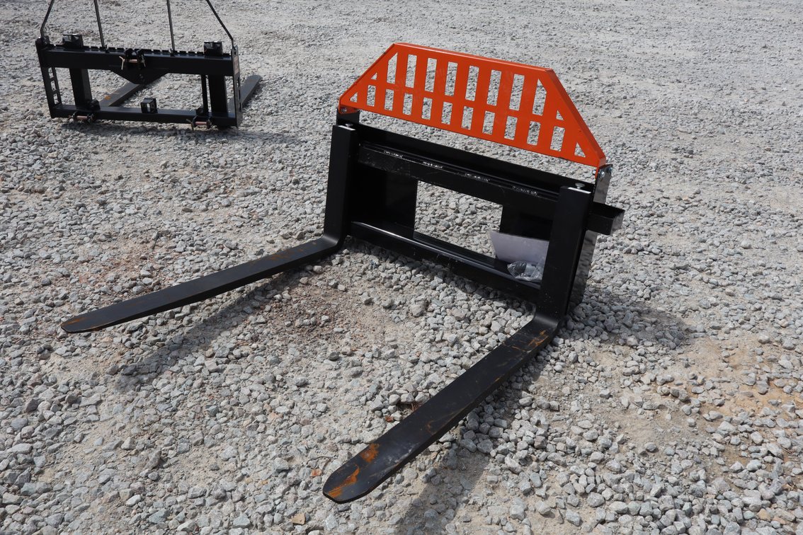 SKID STEER PALLET FORK