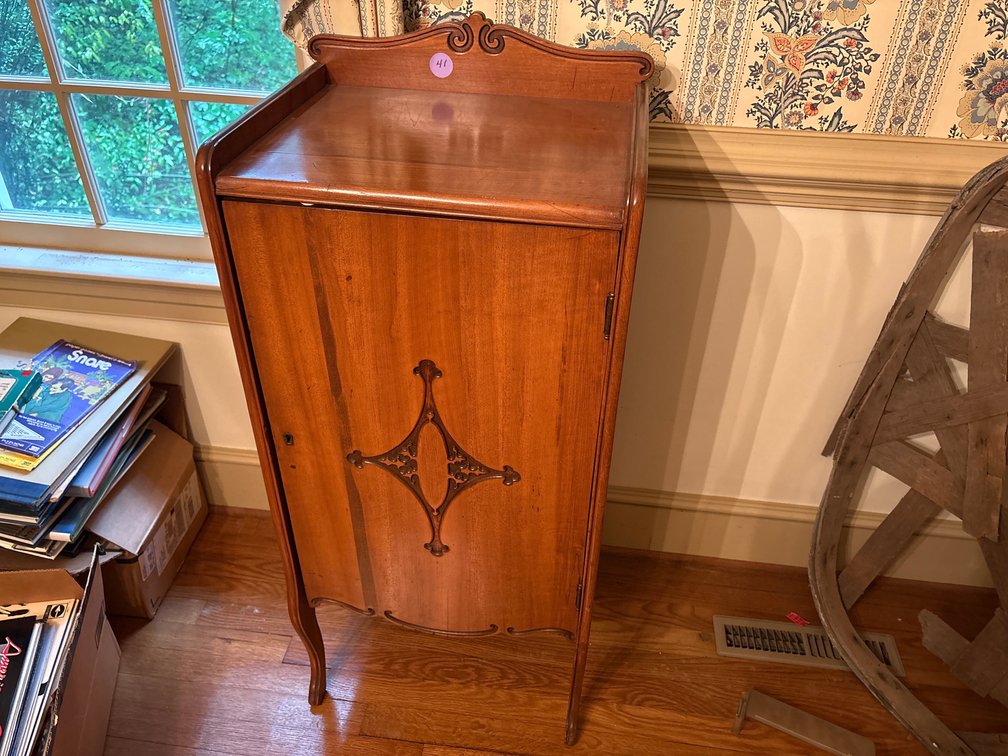Single-Door Standing Cabinet – Carved Scroll Splashback & Pierced Medallion