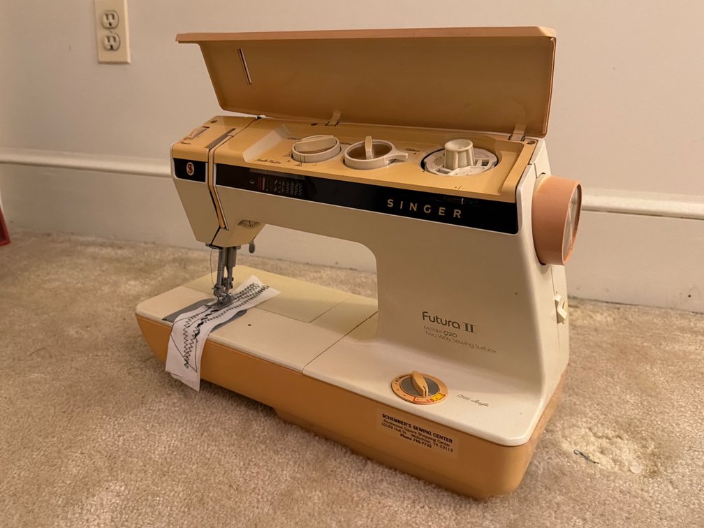 Vintage Singer Futura II Model 920 Sewing Machine Complete Set