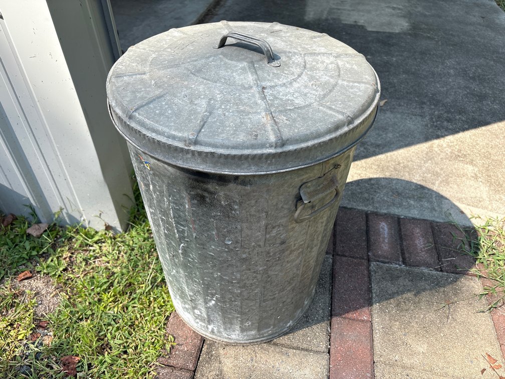 Galvanized Steel Trash Can with Lid 20 Gallon