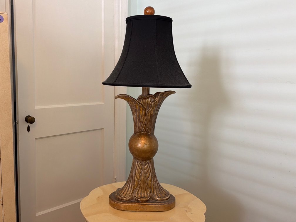 Vintage gold-finished accent lamp