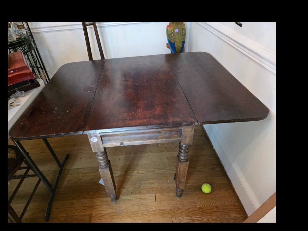 Drop-leaf dining table, mahogany , 19th century, featuring turned spindle legs.