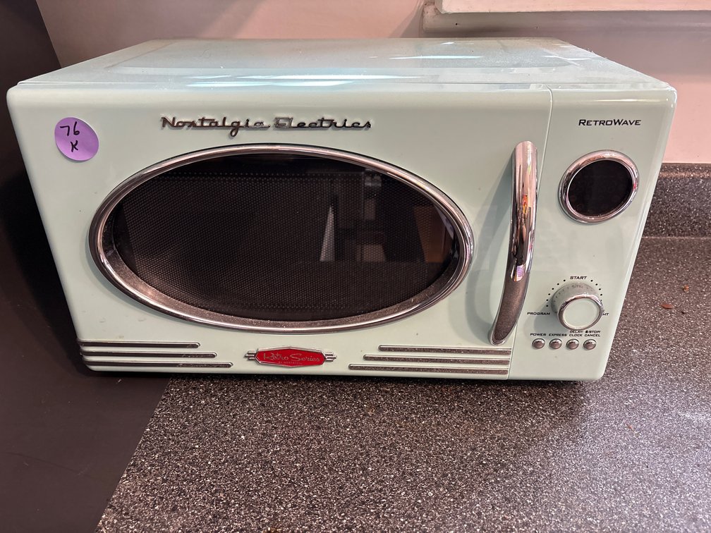 Nostalgia Retro Microwave Oven Compact 0.7 Cu ft & 700-Watt Countertop Microwave