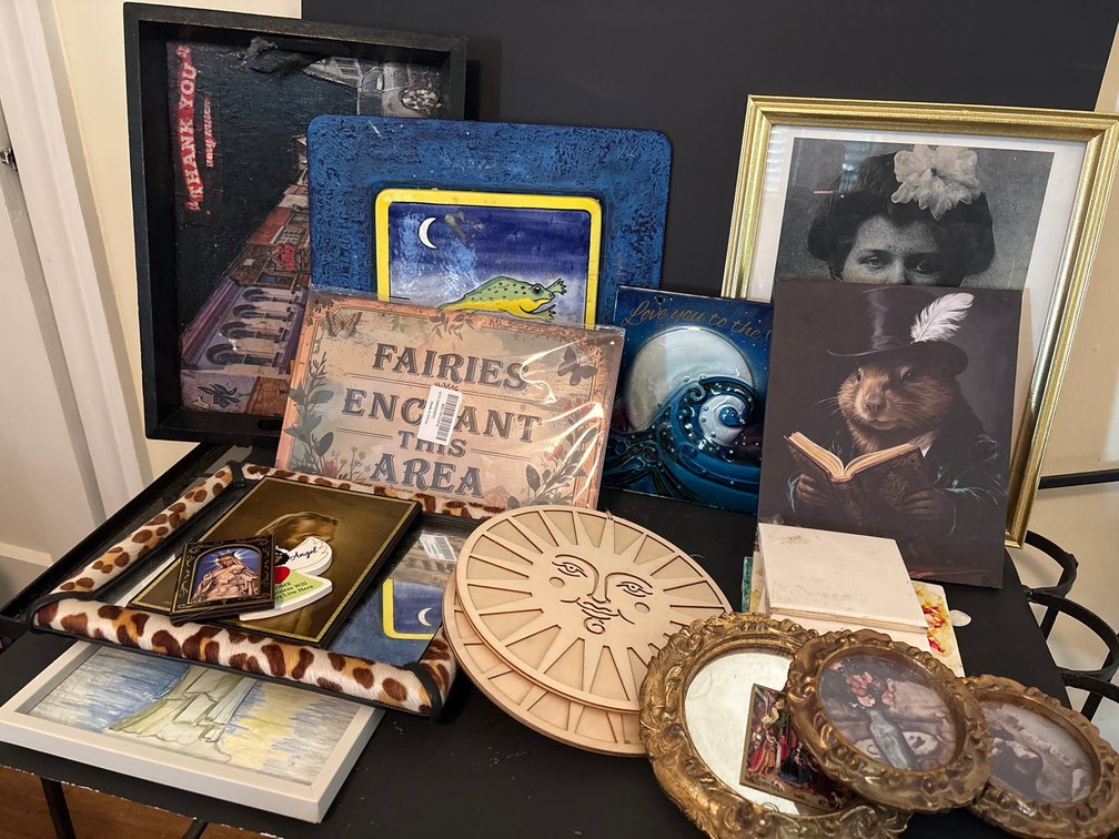 Miscellaneous artwork and wall decor