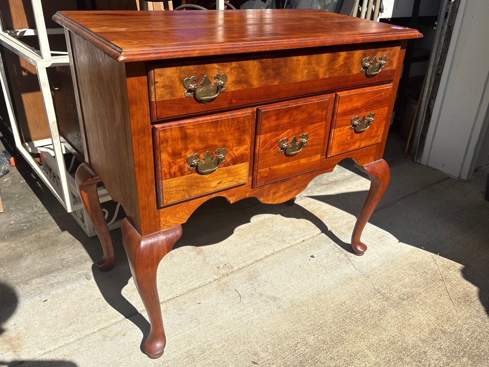 Wood Queen Anne Style Accent Chest / Nightstand