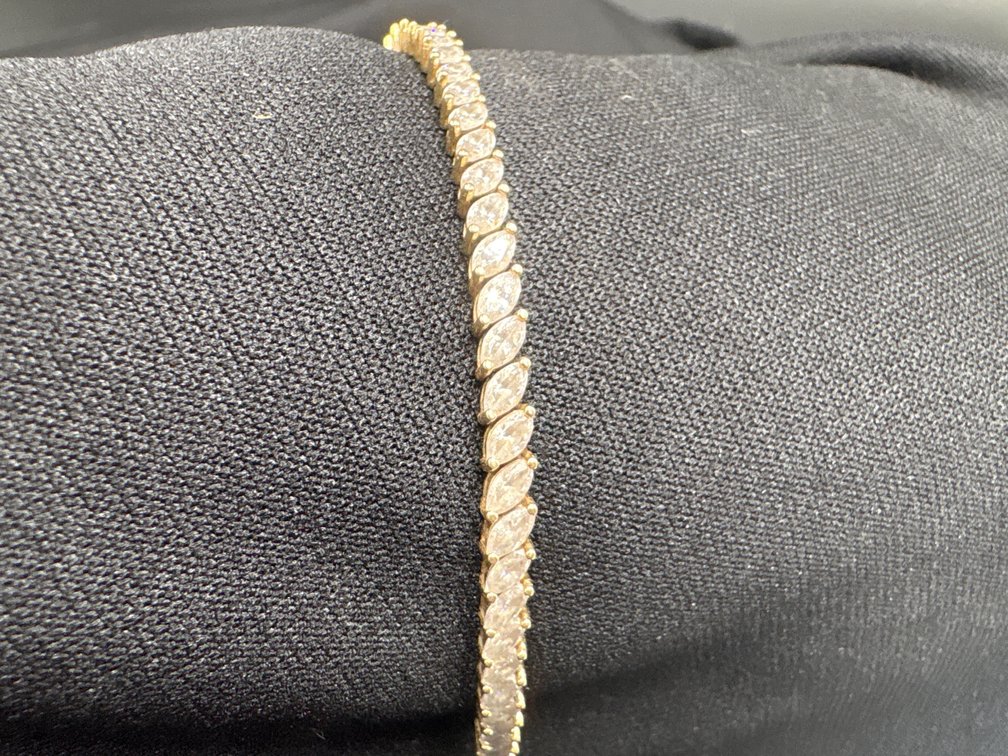 9.67 14K Gold and Diamond Bracelet