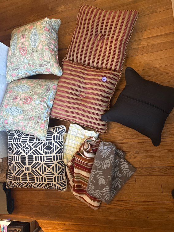 Large Linen Lot, 6 decorative pillows and fabric swatches