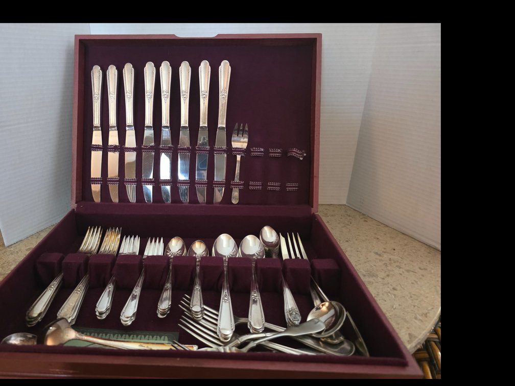 Vintage silverplate  silverware Set Memory (also known as Hiawatha) pattern, introduced in 1937 by Wm. Rogers & Son (International Silver  with Wood Storage Box