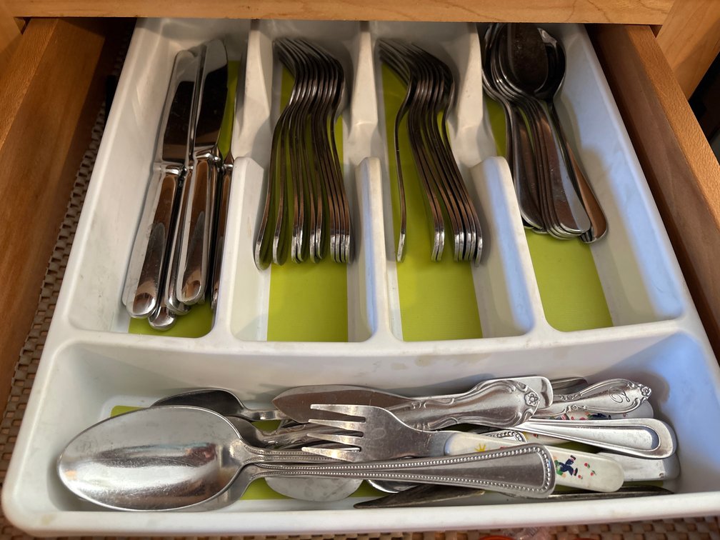 4 Drawer and 1 Cabinet Lot
